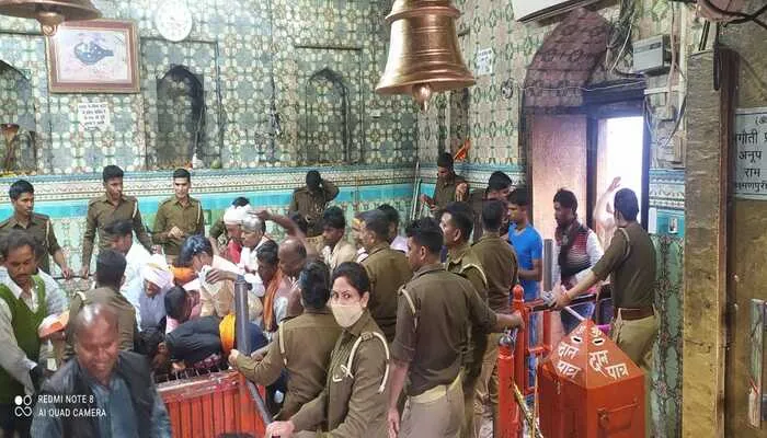 बाराबंकी: लोधेश्वर महादेव मंदिर परिसर में कांवड़ियों और पुलिस में हुई मारपीट