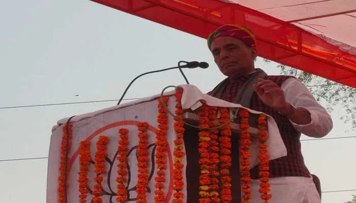 रायबरेली में गरजे राजनाथ सिंह, कहा- वसुधैव कुटुंबकम की भावना से काम करती है बीजेपी, सपा करती है तुष्टीकरण