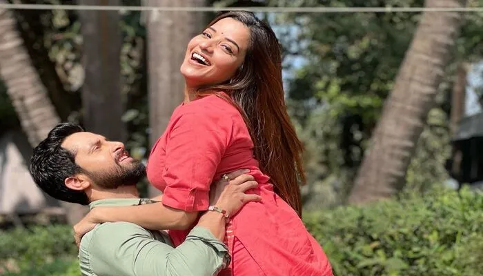 Monalisa Photos: पति विक्रांत के साथ रोमांटिक मूड में नजर आईं भोजपुरी एक्ट्रेस, देखें तस्वीरें