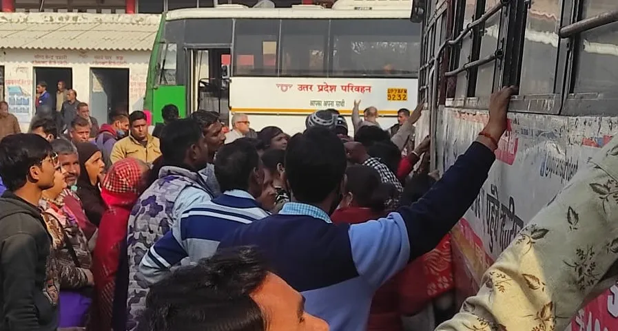 बरेली: बसें गईं चुनाव में, यात्री खा रहे धक्के, एक बस के लिए घंटों करना पड़ रहा इंतजार