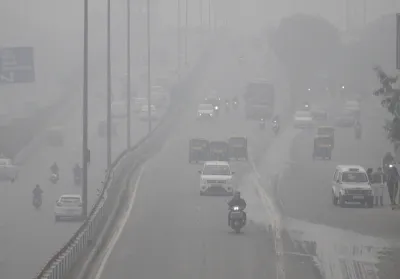 दिल्ली के विभिन्न स्थानों पर छाया घना कोहरा, न्यूनतम तापमान 6.9 डिग्री सेल्सियस रहा