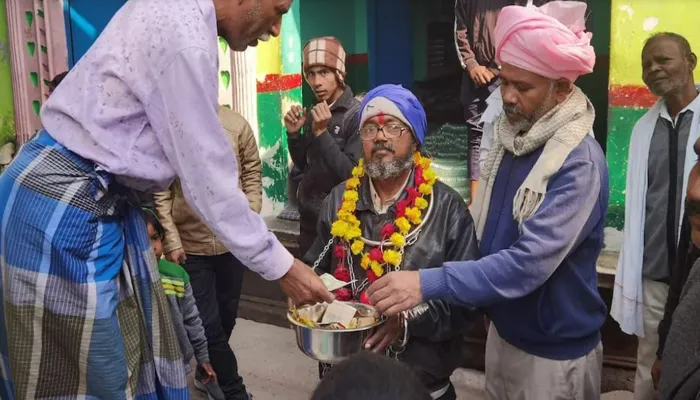 फिरोजाबाद: निर्दलीय प्रत्याशी ने खुद को  बेड़ियों में जकड़कर लोगों से मांगा नोट और वोट