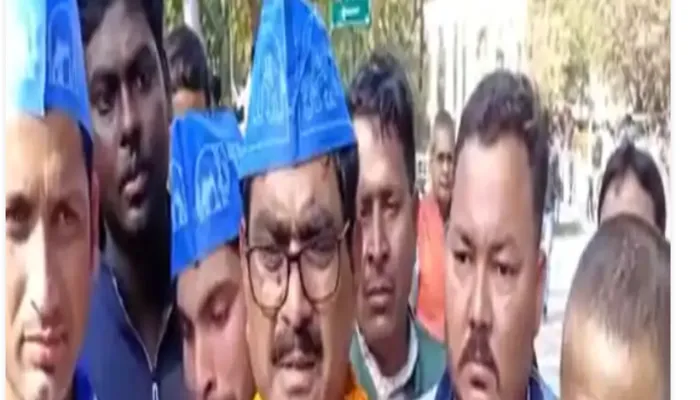 UP Election 2022: फूट-फूट कर रोए BSP प्रत्याशी इलियास अंसारी, कहा- फाजिलनगर की धरती से स्वामी प्रसाद मौर्य को भगाकर ही दम लूंगा