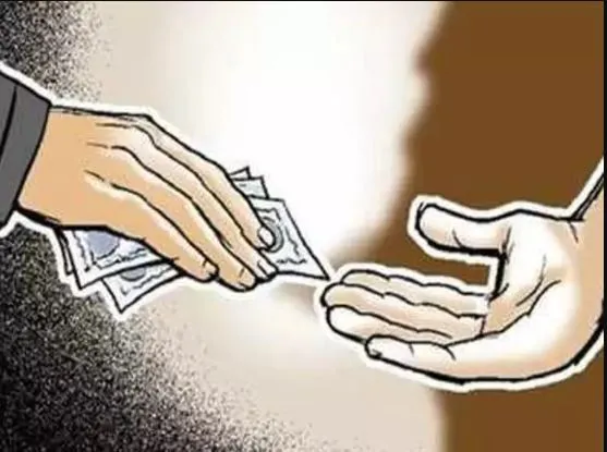 60 हजार रुपए रिश्वत लेते हेड कांस्टेबल एवं वकील सहित तीन व्यक्ति रंगे हाथों पकड़े