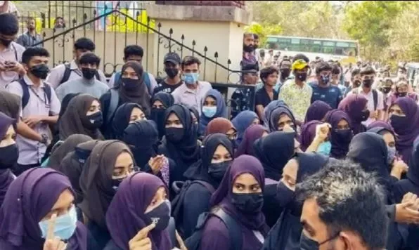 हिजाब विवाद: तीन दिन की छुट्टी के कारण शैक्षणिक संस्थानों में शांति
