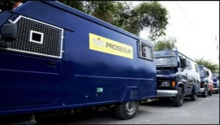 लखनऊ: एसआईएस सिक्योरिटी की मध्य प्रदेश की वैन से पकड़ा गया 6.50 लाख नगद