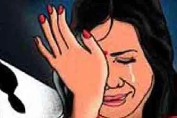 मुरादाबाद : बिरयानी विक्रेता ने महिला को बुरी नीयत से दबोचा, घर के सामने कीचड़ डालने का किया था विरोध