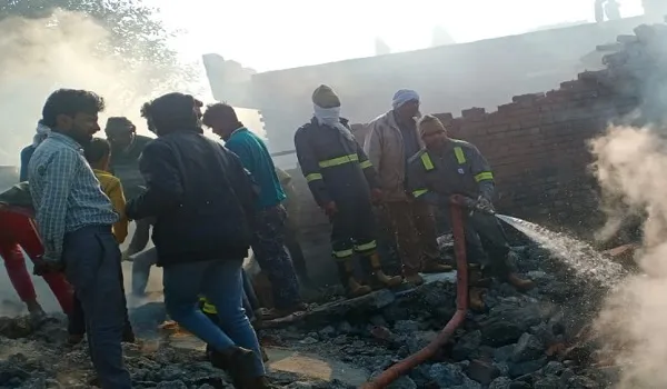 संभल : शॉर्ट सर्किट से खल के प्लांट में लगी आग, लाखों रुपये का नुकसान
