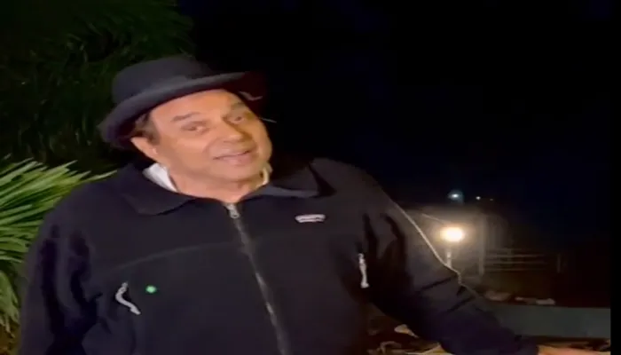 चांद के नीचे खड़े होकर बॉलीवुड के हीमैन धर्मेंद्र ने गाया रोमांटिक गाना, देखें वीडियो