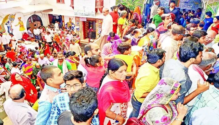 मथुरा में चढ़ा होली का रंग, द्वारकाधीश मंदिर में जमकर नाचे भक्त