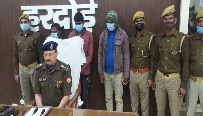 हरदोई में पुलिस ने तीन शातिर चोरों को किया गिरफ्तार, दो ट्रैक्टर बरामद