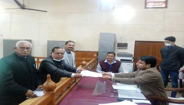 गोरखपुर: शिक्षाविद मंकेश्वर पांडेय बने सीएम योगी के प्रस्तावक, दाखिल किया पर्चा