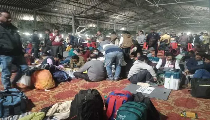EVM को जमा करने को लेकर रातभर दौड़ लगाता रहा कार्मिकों का रेला