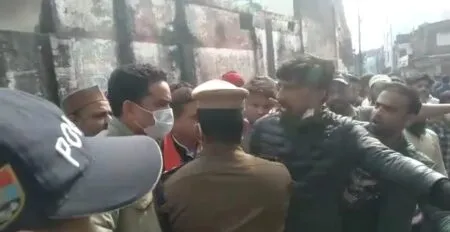 हल्द्वानी: सपाई और कांग्रेसियों के बीच मारपीट, पुलिस ने दौड़ाया