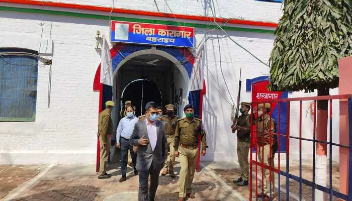 जेल में बंद कैदियों को कोरोना संक्रमण से बचाएं: जिलाधिकारी