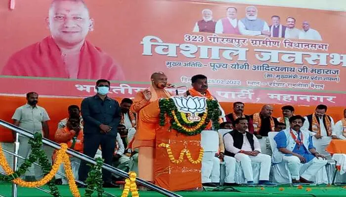 गोरखपुर में सीएम योगी ने की जनसभा, कहा- सरकार के एक हाथ में विकास तो दूसरे हाथ में है अपराधियों की छाती पर चलने वाला बुलडोजर