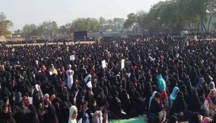 अलीगढ़: मुस्लिम महिलाओं ने हिजाब के समर्थन में किया प्रदर्शन, कहा- हिजाब हमारा हक है