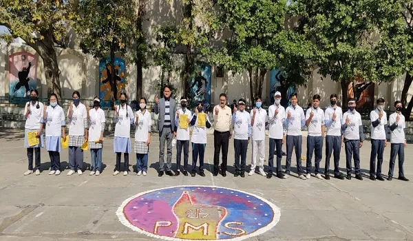 मुरादाबाद : छात्रों ने रंगोली बनाकर दिया मतदान करने का संदेश