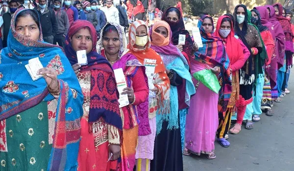 मुरादाबाद : घूंघट की ‘ओट’ से ‘वोट’ करने में पीछे नहीं रही आधी आबादी