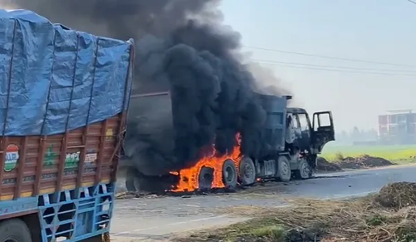 मुरादाबाद : डंपर से कुचलकर युवक की मौत, आक्रोशित ग्रामीणों ने डंपर फूंका