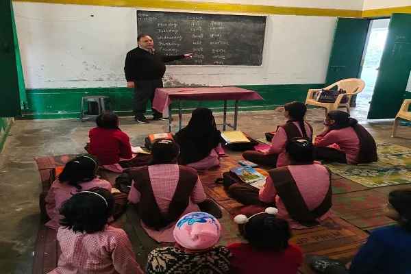 मुरादाबाद : ऑनलाइन पढ़ाई में लिखना भूले बच्चे