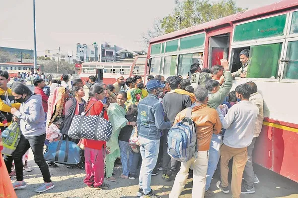 मुरादाबाद : बसें चुनाव में, यात्रियों का मंजिल तक पहुंचना दुश्वार