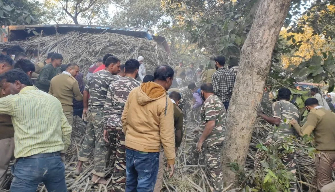 पीलीभीत: ट्रैक्टर-ट्रॉली पर पलटा गन्ने का ओवरलोड ट्रक, एक की मौत, दो घायल
