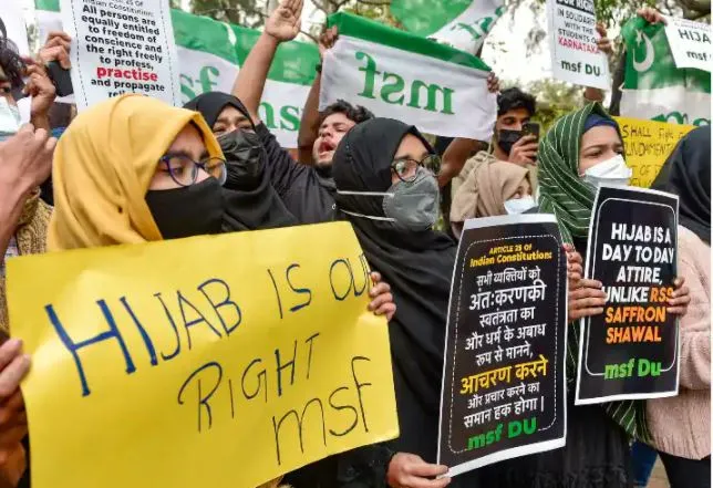 Hijab Controversy: राजस्व मंत्री आर. अशोक बोले- हिजाब विवाद के पीछे कांग्रेस, छात्रों के लिए स्कूलों में ड्रेस कोड अनिवार्य