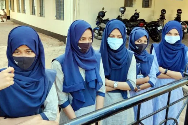हिजाब विवाद: कर्नाटक में बढ़ा तनाव, सीएम ने की स्कूल-कॉलेजों में अवकाश की घोषणा