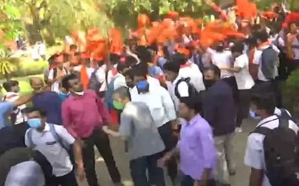 कर्नाटक: हिजाब के पक्ष और विरोध में प्रदर्शन तेज, गृह मंत्री ने सभी पक्षों से की शांति बनाए रखने की अपील