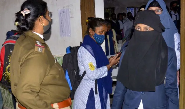 कर्नाटक: हिजाब पहनकर कक्षा में प्रवेश नहीं दिए जाने पर एक लड़की ने छोड़ी परीक्षा