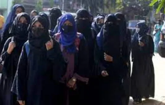 हिजाब विवाद केवल आठ शिक्षण संस्थानों तक सीमित: कर्नाटक सरकार