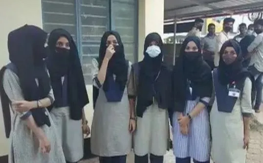 Hijab controversy: कर्नाटक में फिर से खुले उच्च विद्यालय