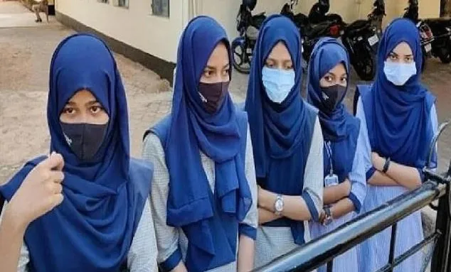 हिजाब विवाद: कर्नाटक सरकार ने पीयू कॉलेजों में बढ़ाया अवकाश