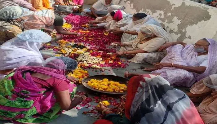 मथुरा: फूलों की होली खेलने के बाद गुलाल तैयार करने में जुटीं महिला आश्रम सदन की माताएं