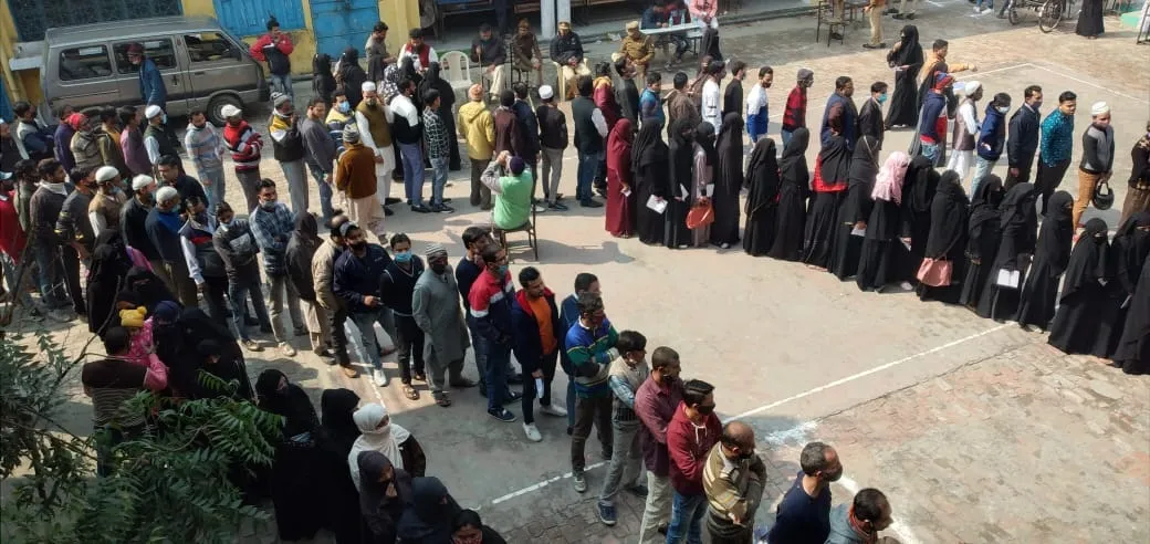 मंडल के मुरादाबाद जिले में एक बजे तक सर्वाधिक 41.94 फीसदी वोट पड़े, सबसे कम संभल में 37.99% मतदान