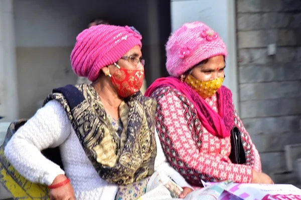 मुरादाबाद :  बूंदाबांदी ने बढ़ाई ठंड, शीतलहर में ठिठुरे लोग