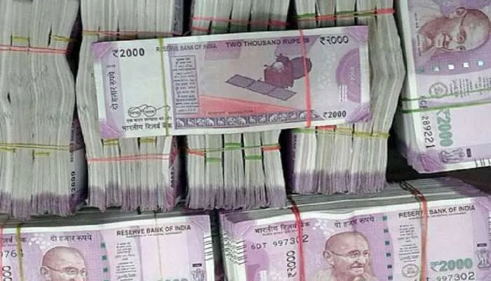 लखनऊ: पुलिस व आयकर विभाग की कार्रवाई में बरामद की गई 10.25 करोड़ रुपये की नकदी