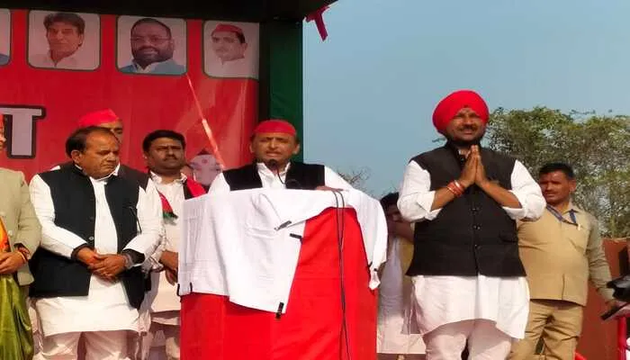 कानपुर में बीजेपी पर गरजे अखिलेश, कहा- थूक लगे पर्चे बांटने वाली भाजपा ने लोगों को ठगा
