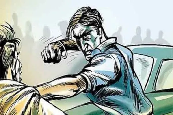मुरादाबाद : गन्ना तौल इंचार्ज ने किसान को पीटा, दी जान से मारने की धमकी
