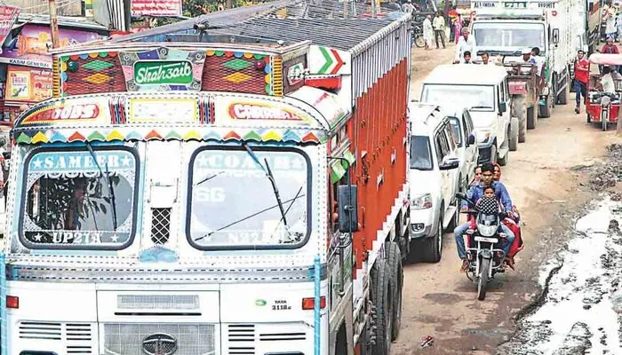 बुलंदशहर के खुर्जा में लगा भीषण जाम, आम जनता घंटों हुई परेशान