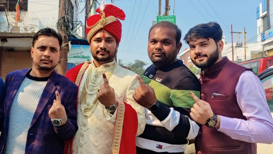 बरेली: दुल्हन की चौखट पर जाने से पहले पोलिंग बूथ पर दी दस्तक