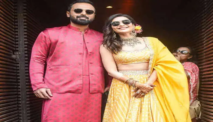 Karishma Tanna’s Mehendi Ceremony: करिश्मा ने लगाई वरुण के नाम की मेहंदी, देखें इनसाइड फोटो…