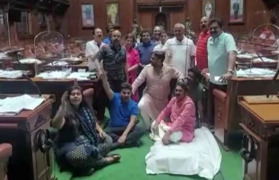 कर्नाटक में कांग्रेस का विधानसभा के भीतर तीन दिनों से प्रदर्शन जारी…