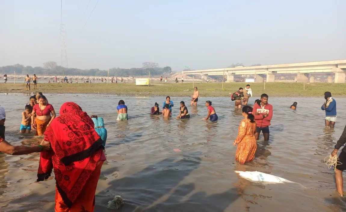 बरेली: माघ पूर्णिमा के पावन अवसर पर श्रद्धालुओं ने लगाई आस्था की डुबकी
