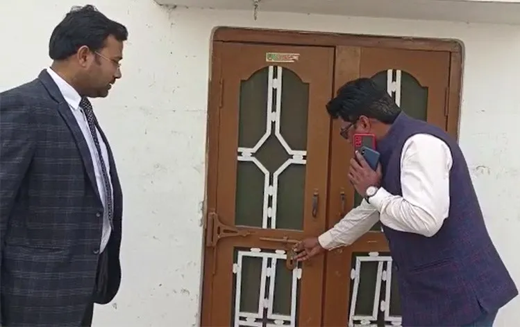 Pilibhit Election 2022: ईओ ने घर-घर जाकर कुंडी खटकाई, वोट डालने की अलख जगाई