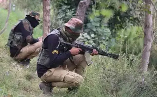 कश्मीर: शोपियां में आतंकवादियों और सुरक्षाबलों के बीच मुठभेड़, लश्कर-ए-तैयबा एक आंतकी ढेर, दो जवान शहीद