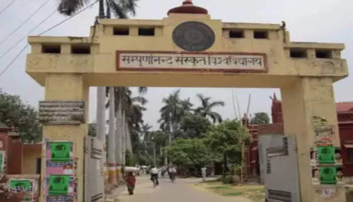 वाराणसी: संपूर्णानंद संस्कृत विश्वविद्यालय में चपरासी को पीटने का आरोप, धरने पर बैठे कर्मचारी