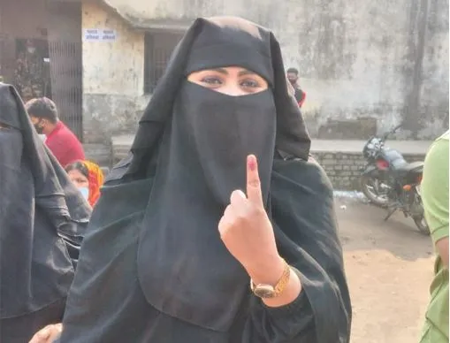 बरेली: निदा खान ने किया वोट, बोलीं- महिला सुरक्षा सबसे जरूरी