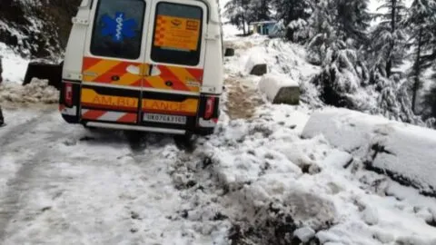 टनकपुर: भारी बर्फबारी के बीच फंसी गर्भवती, च‍ंपावत पुलिस बनी देवदूत